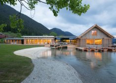 Краска Pullex Silverwood для наружных работ содержит активные биоцидные вещества для защиты от биологических повреждений (гнили, вредителей). Пигмент данной краски содержит в своем составе алюминиевую пудру, которая улучшает защиту от УФ излучения и надежно защищает древесину от длительного атмосферного воздействия. Создаёт полупрозрачное (лессирующее) покрытие приглушенных оттенков со стильным металлическим отблеском. Лазурь легко и без усилий наносится. Равномерно растекается без подтеков и облаков.