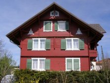 Универсальная тонкослойное шелковисто-матовое кроющее покрытие в различных цветовых оттенках. На основе растворителя для наружных работ.