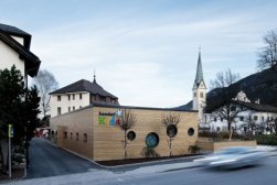 Масло по дереву для наружных работ, для защиты деревянных домов, садовой мебели, навесов, деревянной облицовки (обшивки вагонкой) и балконов. Легко наносится кистью, потому отлично подходит как для профессионального, так и непрофессионального применения. Масло отлично подходит для хвойных и лиственных пород деревьев, а так же для древесины экзотических пород. Колеруется во множество оттенков.