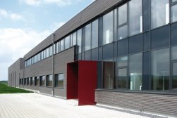 Краска Pullex Silverwood для наружных работ содержит активные биоцидные вещества для защиты от биологических повреждений (гнили, вредителей). Пигмент данной краски содержит в своем составе алюминиевую пудру, которая улучшает защиту от УФ излучения и надежно защищает древесину от длительного атмосферного воздействия. Создаёт полупрозрачное (лессирующее) покрытие приглушенных оттенков со стильным металлическим отблеском. Лазурь легко и без усилий наносится. Равномерно растекается без подтеков и облаков.