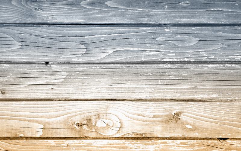 Пример использования средства для очистки древесины Holzentgrauer